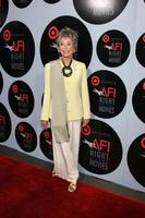 rita moreno chegando à saudação afi aos filmes apresentados por target no arclight theater em los angeles, ca em 1º de outubro de 2008 foto