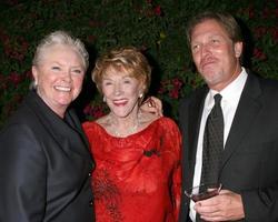 susan flannery, jeanne cooper e collin bernsen em uma festa privada de aniversário de 80 anos para jeanne cooper oferecida por lee bell em sua casa em beverly hills, ca em 23 de outubro de 2008 foto