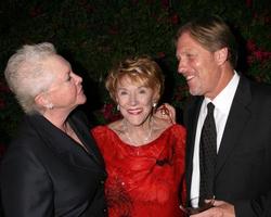 susan flannery, jeanne cooper e collin bernsen em uma festa privada de aniversário de 80 anos para jeanne cooper oferecida por lee bell em sua casa em beverly hills, ca em 23 de outubro de 2008 foto