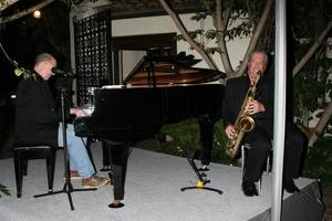 billy vera tocando durante o jantar em uma festa privada de aniversário de 80 anos para jeanne cooper oferecida por lee bell em sua casa em beverly hills, ca em 23 de outubro de 2008 foto