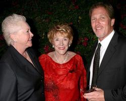 susan flannery, jeanne cooper e collin bernsen em uma festa privada de aniversário de 80 anos para jeanne cooper oferecida por lee bell em sua casa em beverly hills, ca em 23 de outubro de 2008 foto