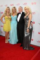 kendra wilkinson, bridget marquardt, hugh hefner e holly madison chegam à saudação afi para warren beatty no teatro kodak em los angeles, ca 12 de junho de 2008 foto