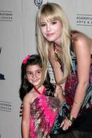 lauren boles e taylor spreitler chegando na recepção diurna dos indicados ao emmy na television academy em north hollywood, ca em 27 de agosto de 2009 foto