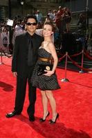 Michael Saucedo e Rebecca Herst chegando ao Daytime Emmys 2008 no Kodak Theatre em Hollywood, Califórnia, em 20 de junho de 2008 foto