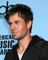 enrique iglesias na sala de imprensa do american music awards 2008 no nokia theater em los angeles, ca 23 de novembro de 2008 foto