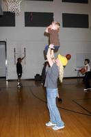 alison sweeney e filho ben sanov no dia 20 james reynolds dias de nossas vidas jogo de basquete na escola de ensino médio de south pasadena em pasadena, ca em 29 de maio de 2009 foto