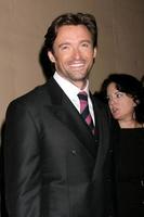 hugh jackman chegando a um bom romance beneficiando o fundo de cinema e televisão nos estúdios da sony em culver city, ca em 8 de novembro de 2008 foto