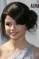 selena gomez chegando no alma awards em pasadena, ca em 17 de agosto de 2008 foto