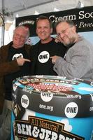 ben cohen da ben and jerry s, jerry greenfield da ben and jerry s e david lane ceo e presidente da one ben and jerry s coletiva de imprensa apoiando o one burbank, ca 7 de abril de 2008 foto