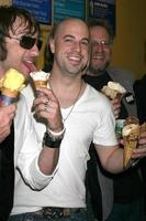 chris daughtry pegando e comendo sorvete na conferência de imprensa de ben and jerry apoiando o one burbank, por volta de 7 de abril de 2008 foto