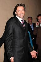 hugh jackman chegando a um bom romance beneficiando o fundo de cinema e televisão nos estúdios da sony em culver city, ca em 8 de novembro de 2008 foto