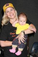 alison sweeney e seu bebê megan hope sanov no dia 20 james reynolds dias de nossas vidas jogo de basquete na escola de ensino médio de south pasadena em pasadena, ca em 29 de maio de 2009 foto