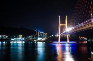 visão noturna de yeosu, província de jeolla do sul, coreia foto