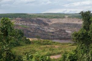 paisagem da mineração de carvão a céu aberto. localização em kalimantan oriental, indonésia. foto