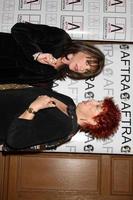 Kate Linder e Marcia Wallace chegando ao Aftra Media and Entertainment Excellence Awards Amees no Biltmore Hotel em Los Angeles, Califórnia, em 9 de março de 2009 foto