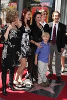 crystal gayle e família na cerimônia da estrela da calçada da fama de hollywood para crystal gayle on vine, ao norte da sunset blvd los angeles, ca 2 de outubro de 2009 foto