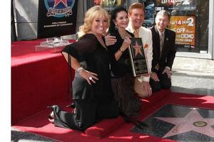 Tanya Tucker, Crystal Gale, Wink Martindale e Leron Gubler na Calçada da Fama de Hollywood Cerimônia da estrela para Crystal Gaile on Vine, ao norte da Sunset Blvd Los Angeles, ca 2 de outubro de 2009 foto