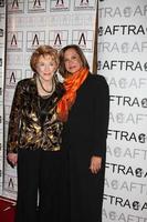 jeanne cooper e jess walton chegando ao aftra media and entertainment Excellence awards amees no hotel biltmore em los angeles, ca em 9 de março de 2009 foto