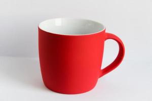 caneca vermelha em branco isolada no fundo branco, xícara de chá ou café mat, maquete com caneca de cerâmica para bebidas quentes, modelo de marca de impressão de presente vazio, caneca para design, colocação para logotipo foto