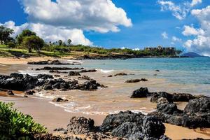 uma pequena enseada de praia em kihei, na ilha de maui, havaí. foto