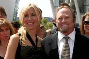 stephen stills e esposa chegando ao creative primetime emmy awards no nokia theater, em los angeles, ca em 13 de setembro de 2008 foto