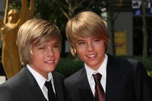 Dylan e Cole Sprouse chegando ao Creative Primetime Emmy Awards no Nokia Theatre, em Los Angeles, Califórnia, em 13 de setembro de 2008 foto