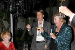 brad bell brindando jeanne cooper em uma festa privada de aniversário de 80 anos para jeanne cooper oferecida por lee bell em sua casa em beverly hills, ca em 23 de outubro de 2008 foto