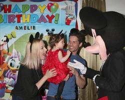 los angeles, 4 de dezembro - adrienne frantz bailey, amelie bailey, scott bailey, personagem de mickey mouse na festa de 1º aniversário de amelie bailey em residência particular em 4 de dezembro de 2016 em studio city, ca foto