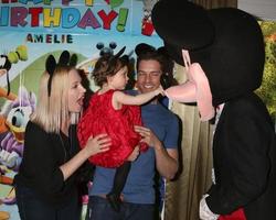 los angeles, 4 de dezembro - adrienne frantz bailey, amelie bailey, scott bailey, personagem de mickey mouse na festa de 1º aniversário de amelie bailey em residência particular em 4 de dezembro de 2016 em studio city, ca foto