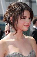 selena gomez chegando ao primetime creative emmy awards no nokia center em los angeles, ca em 12 de setembro de 2009 foto