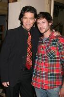 michael damian e michael graziadei no set de jovens e inquietos comemorando o 80º aniversário de jeanne cooper em los angeles, ca em 24 de outubro de 2008 foto