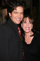 michael damian e kate linder no set de jovens e inquietos comemorando o 80º aniversário de jeanne cooper em los angeles, ca em 24 de outubro de 2008 foto