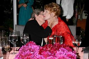 jeanne cooper e sua irmã evelyn em uma festa privada de aniversário de 80 anos para jeanne cooper oferecida por lee bell em sua casa em beverly hills, ca em 23 de outubro de 2008 foto