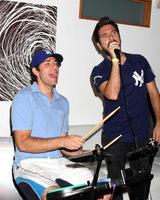 festa inicial de zachary levi e joshua gomez chuck apresentada por guitar hero five roosevelt hotel pool los angeles, ca 10 de outubro de 2009 foto