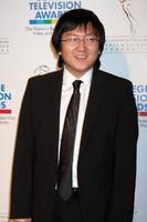 masi oka chegando na 30ª gala de premiação da televisão universitária no culver studios em culver city, ca em 21 de março de 2009 foto