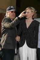 steven spielberg e cate blanchett na cerimônia da estrela cate na calçada da fama de hollywood em los angeles, ca 5 de dezembro de 2008 foto