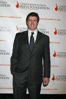 matthew reeve chegando ao 4º gala anual de gala de los angeles para a fundação christopher e dana reeve, no beverly hilton hotel, em beverly hills, ca 2 de dezembro de 2008 foto