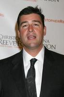 kyle chandler chegando na 4ª gala anual de los angeles para a fundação christopher e dana reeve, no beverly hilton hotel, em beverly hills, ca 2 de dezembro de 2008 foto