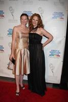 annie lukowski e leyna juliet weber chegando na 30ª gala de premiação da televisão universitária no culver studios em culver city, ca em 21 de março de 2009 foto