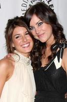 shenae grimes e jessica stroup chegando ao evento 90210 paleyfest09 em 11 de abril de 2009 no paley center for media em beverly hills, califórnia foto