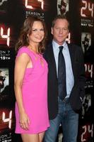 mary lynn rajskub e kiefer sutherland chegando ao final da 24ª temporada exibindo a 8ª e 7ª temporadas lançamento do dvd no wadworth theater em westwood, ca em 12 de maio de 2009 foto