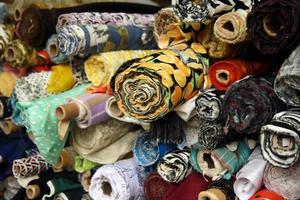 vários tecidos bonitos e atraentes dobrados ordenadamente 19079503 Foto de  stock no Vecteezy
