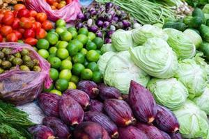 legumes frescos e frutas no mercado de rua. mercado matinal local em luang prabang, laos. foto