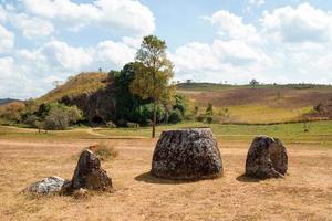 paisagem arqueológica única destruída por bombas de fragmentação - planície de jarros. phonsovan, província de xieng khouang, laos. foto