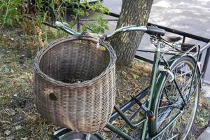 elegante bicicleta retrô vintage verde com cesta de vime, guidão de bicicleta, cesta de vime foto