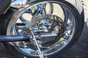 disco de freio da motocicleta na roda traseira, pinça de freio e pneu, cromo brilhante foto
