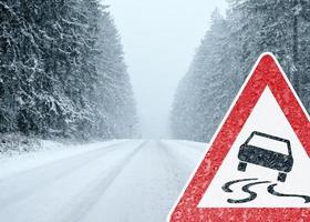 condução no inverno - cuidado - risco de neve e gelo foto
