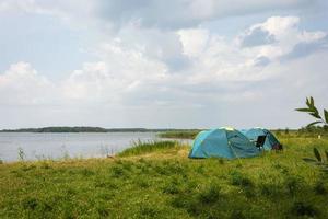 barracas turísticas para acampar na margem do lago, história de viagens. pesca, turismo, recreação ativa. paisagem natural. para design de estilo de vida. recreação ao ar livre foto