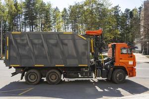 caminhão grande com manipulador parado na rua, transporte de lixo, coleta de lixo, poderoso caminhão de lixo foto