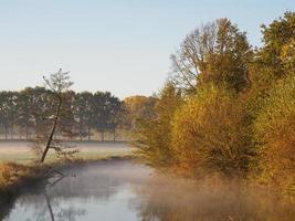 tempo de outono em um rio na alemanha foto